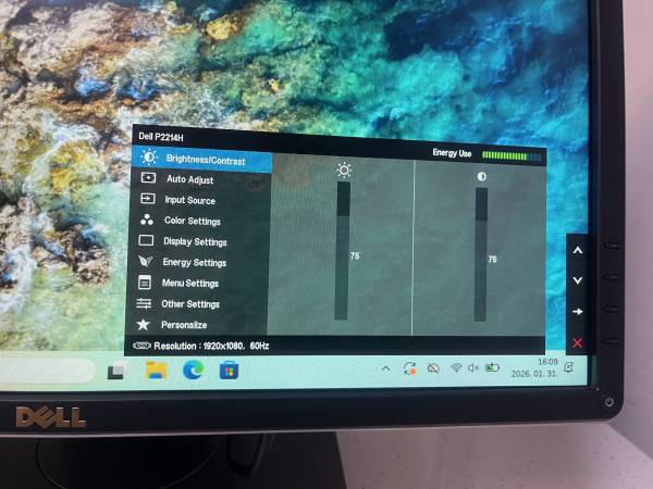 Dell P2214H 22" monitor A kateg&oacute;ria MFS18 talppal